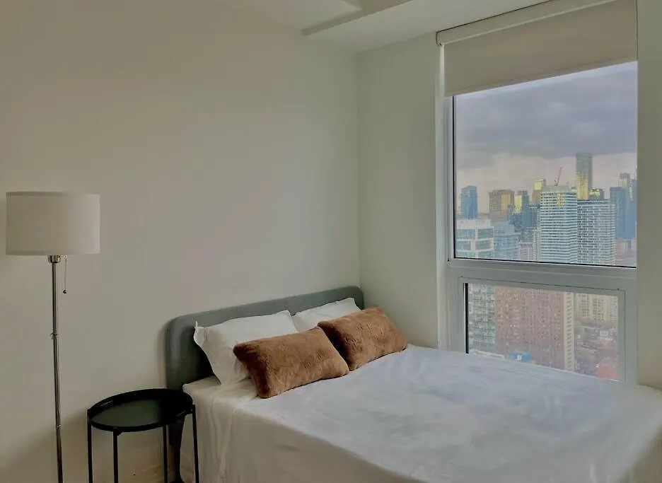 Downtown High-Rise Condo Near Eaton Centre Toronto Canadá